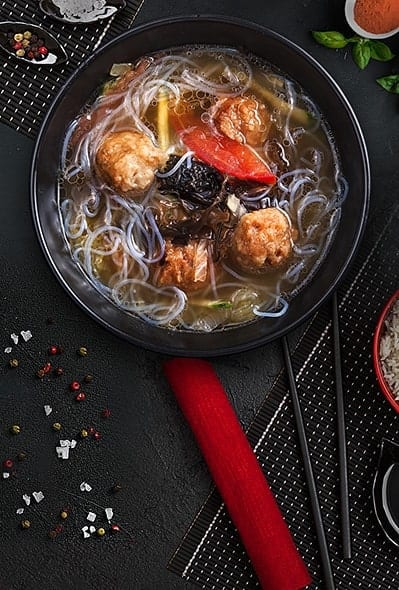 Cуп с рисовой лапшой и фрикадельками