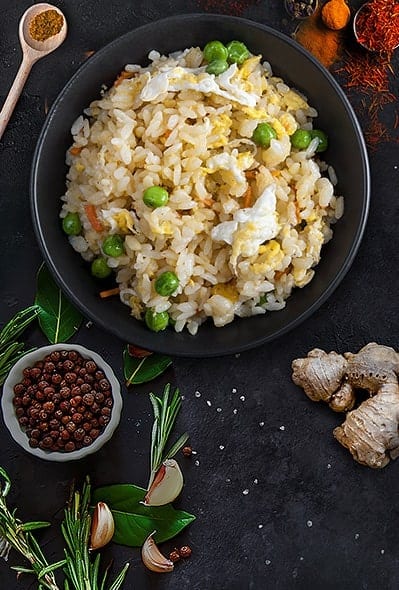 Рис з овочами та яйцем