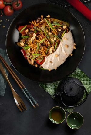 Лапша в соусе Гунбао с курицей