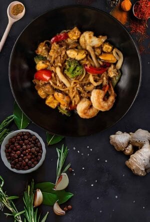 Rice noodles with seafood