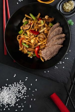 Удон із телятиною в соєво-імбирному соусі