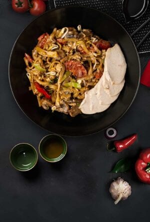 Яєчна локшина у вершковому соусі з куркою