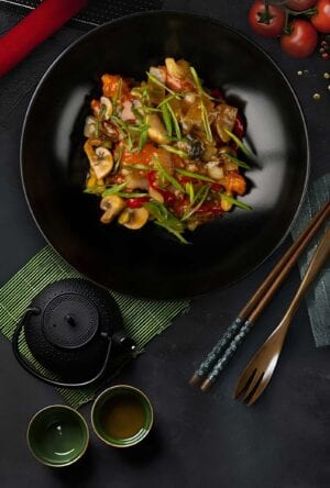 Chicken with vegetables in sweet and sour sauce (Pik Gai Tod)