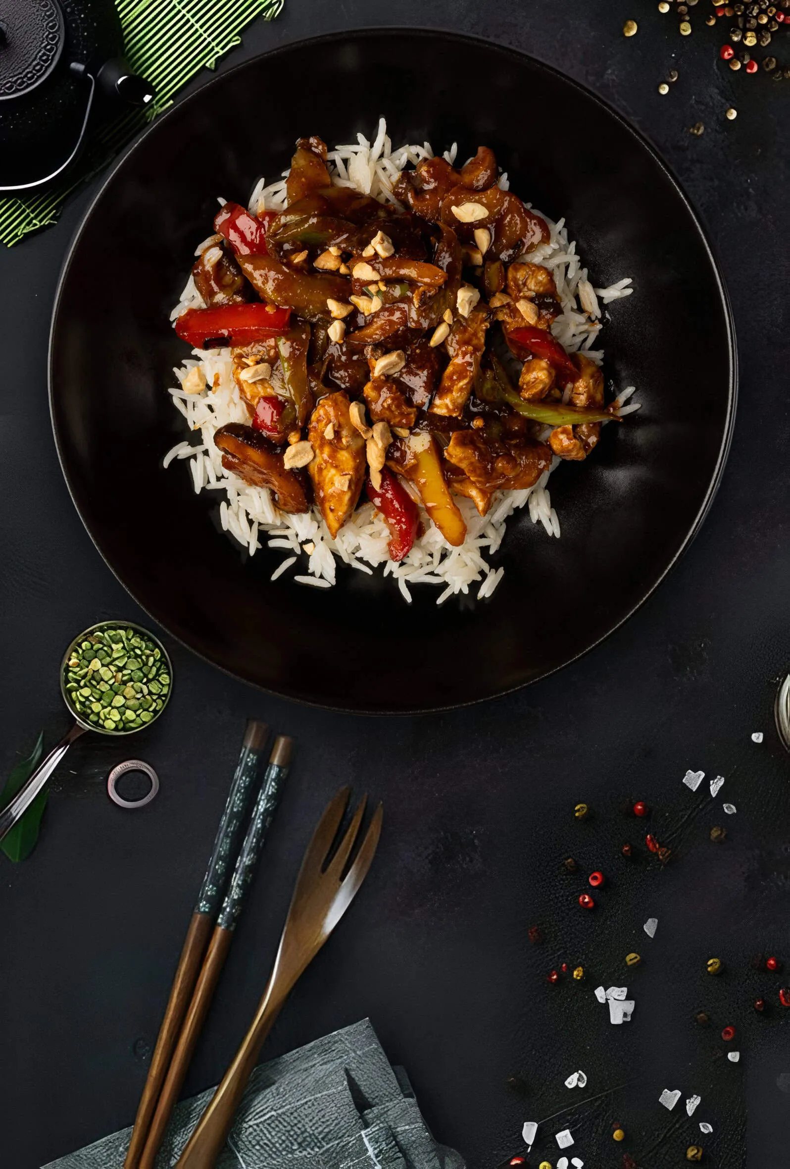 Острое куриное филе с арахисом и овощами