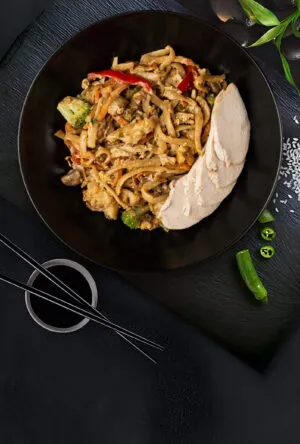 Лапша Удон в сливочном соусе с курицей