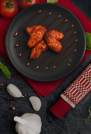 Куриные крылышки в соусе шрирача<span class=