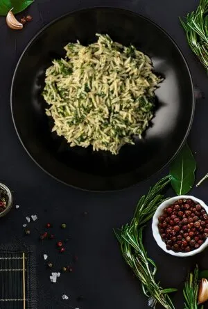 Steamed rice with spinach in cream sauce