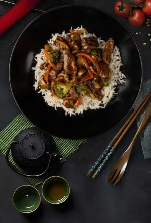 Телятина с овощами в устричном соусе