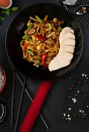 Удон с курицей в соево-имбирном соусе