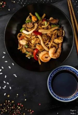 Удон з морепродуктами в соєво-імбирному соусі