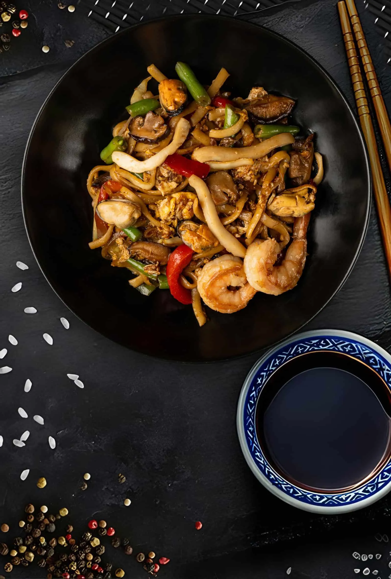 Удон с морепродуктами в соево-имбирном соусе