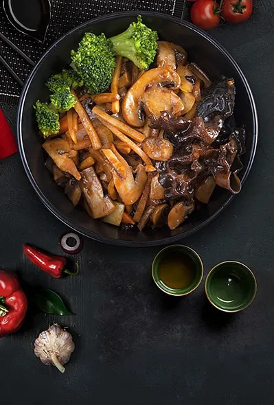 Молодые побеги бамбука, обжаренные с грибами