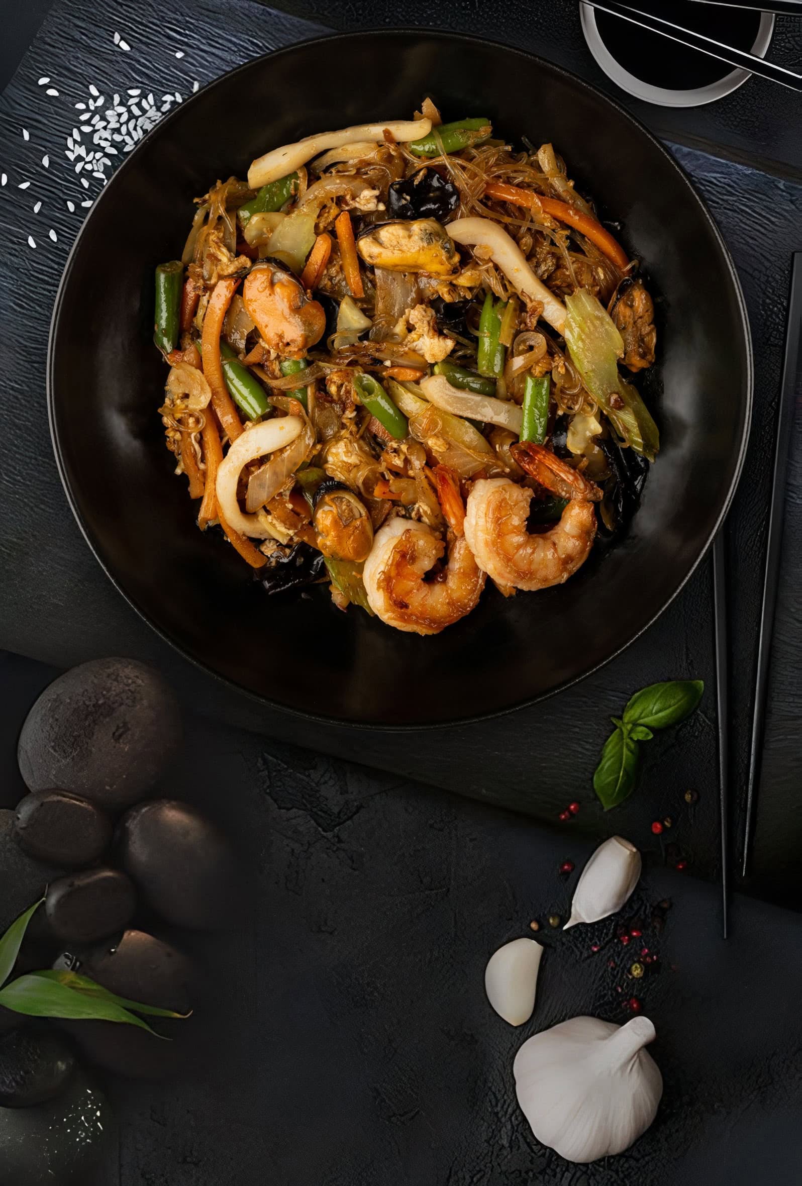 Transparent noodles with seafood